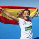 Rocío Gutiérrez con la bandera española tras conquistar el bronce en el Mundial