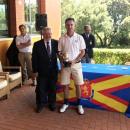 Ignacio González recoge el trofeo de vencedor. Foto: Real Federación Española de Golf