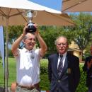 Ignacio González levanta la copa de campeón de España. Foto: Federación Madrileña de Golf