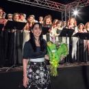 Silvia Sanz recibe un ramo de flores al concluir el concierto de zarzuela en el Club de Campo. Foto: Miguel Ros