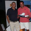 Pelayo Mota recoge el premio al drive más largo en nombre de Gonzalo Rodríguez Villanueva